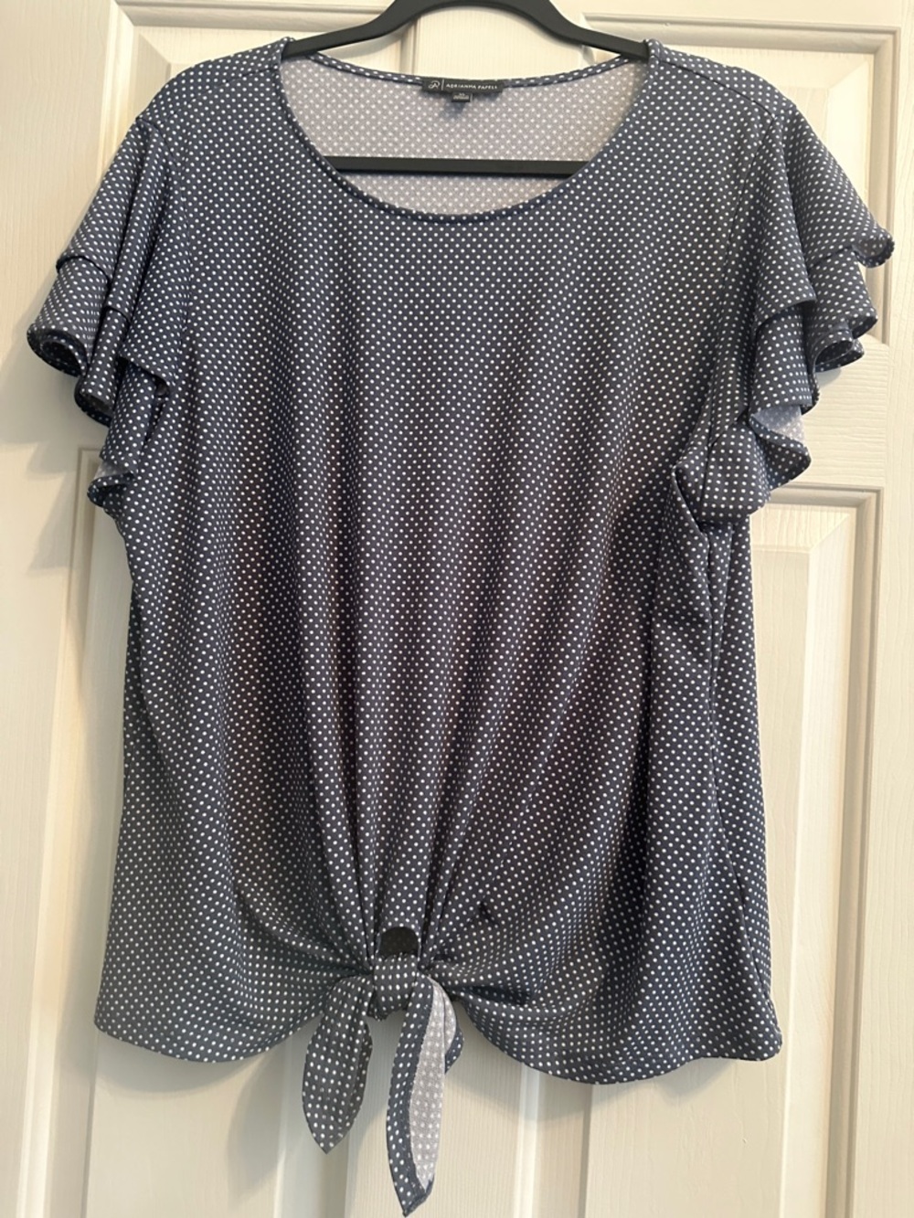 Adrianna Papell Gray & White Polka Dot Tie-Front Flutter Sleeve Top